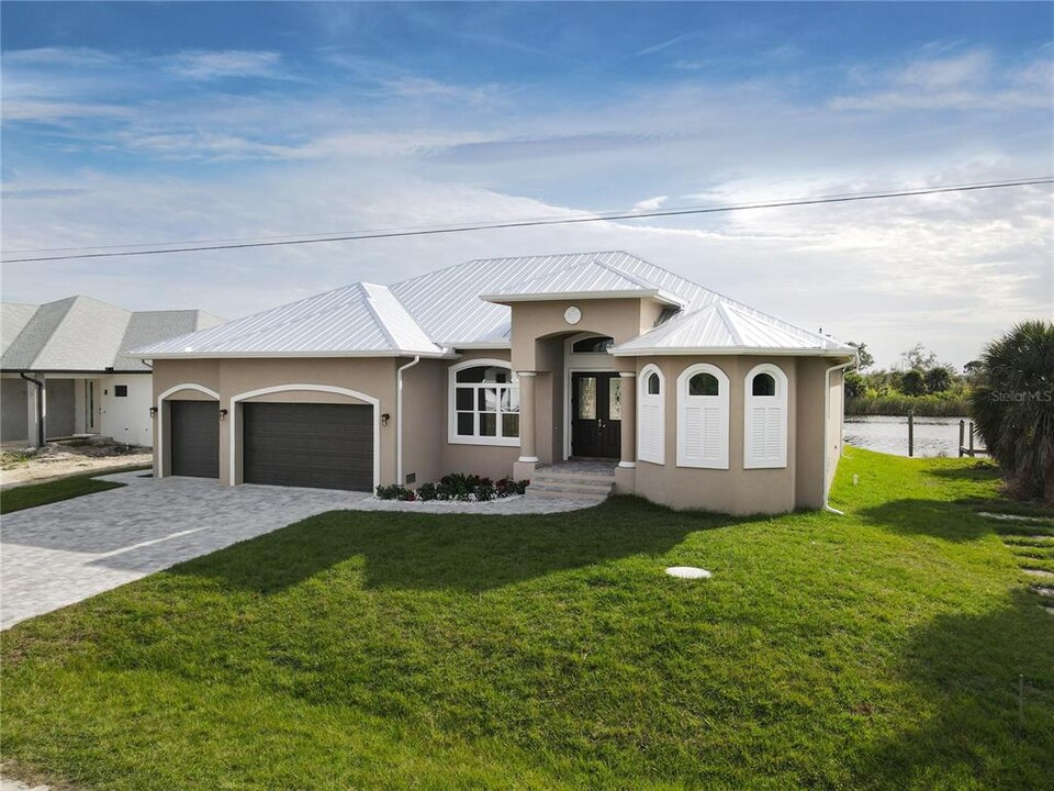 13329 Longville Ave in Port Charlotte, FL - Foto de edificio