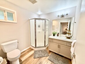 14355 SW 114th Ave in Tigard, OR - Foto de edificio - Building Photo