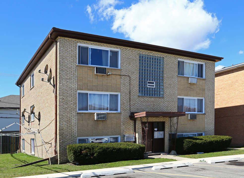 10585 W Touhy Ave in Des Plaines, IL - Building Photo