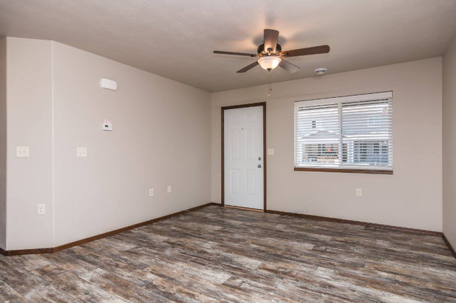 293 Tiger Way Ct in Harrisburg, SD - Foto de edificio - Building Photo