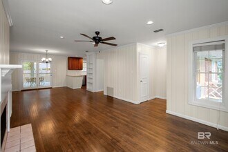 25 Laurel Ave in Fairhope, AL - Foto de edificio - Building Photo