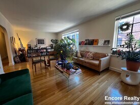 105 Longwood Ave, Unit 4 in Brookline, MA - Building Photo