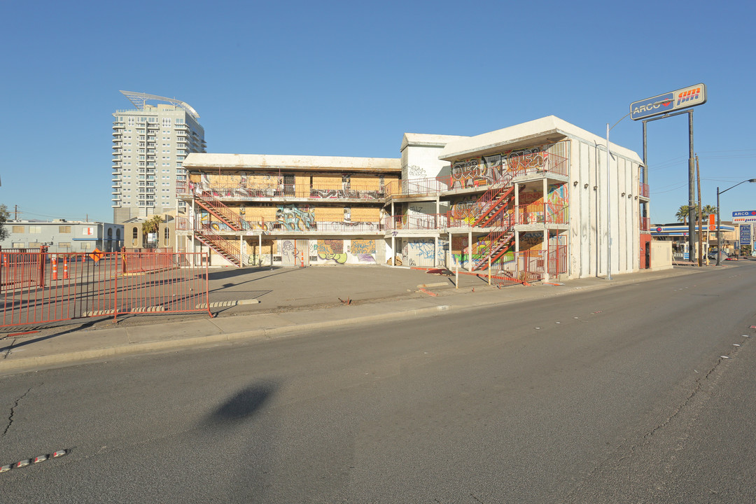 Mona Lisa Apartments in Las Vegas, NV - Building Photo