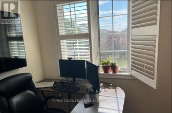 311 Oaktree Cir in Mississauga, ON - Building Photo - Building Photo