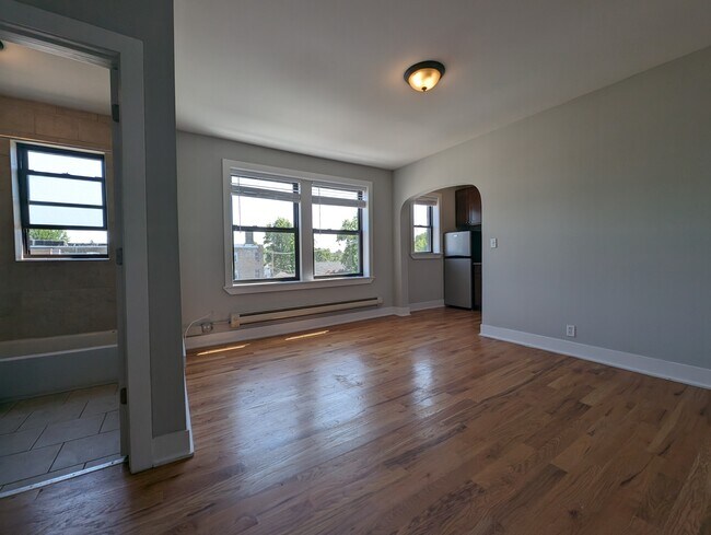 4542 N Damen Ave, Unit 412