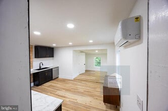 209 E Martin St, Unit Apt B in Martinsburg, WV - Foto de edificio - Building Photo