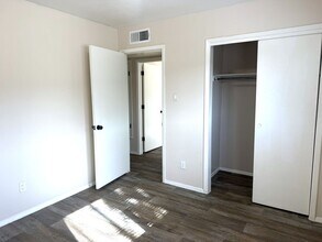 940 Chelwood Park Blvd NE in Albuquerque, NM - Foto de edificio - Building Photo