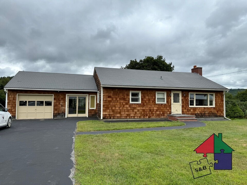 142 Dickinson Dr in Northfield, VT - Building Photo