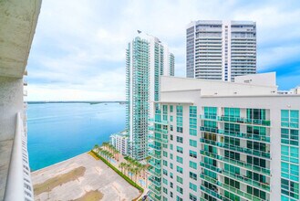 1200 Brickell Bay Dr in Miami, FL - Foto de edificio - Building Photo