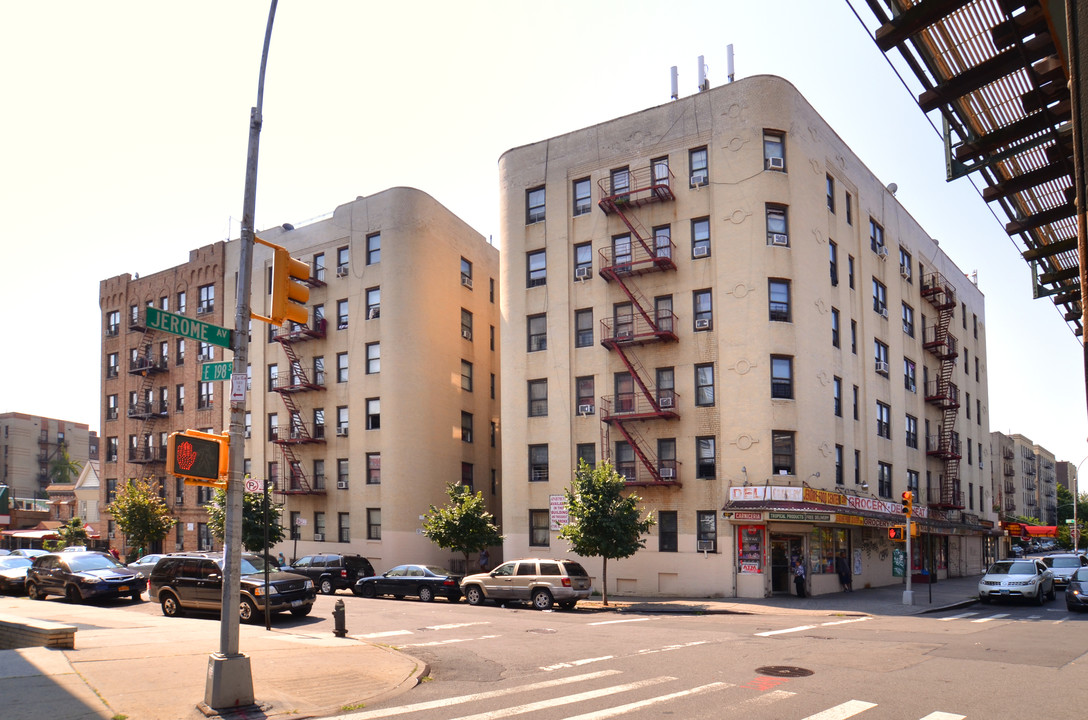 10 E 198th St in Bronx, NY - Building Photo