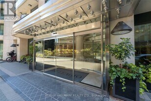 300 Bloor St E in Toronto, ON - Building Photo