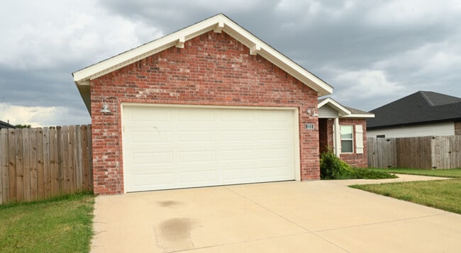 211 Grove Ln in Bentonville, AR - Building Photo - Building Photo