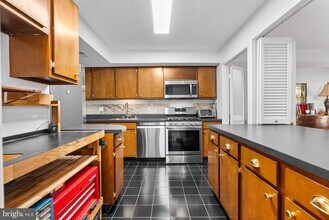 110 Cross Keys Rd in Baltimore, MD - Building Photo - Building Photo