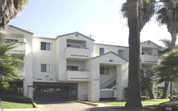 750 Rose Ave in Long Beach, CA - Foto de edificio - Building Photo