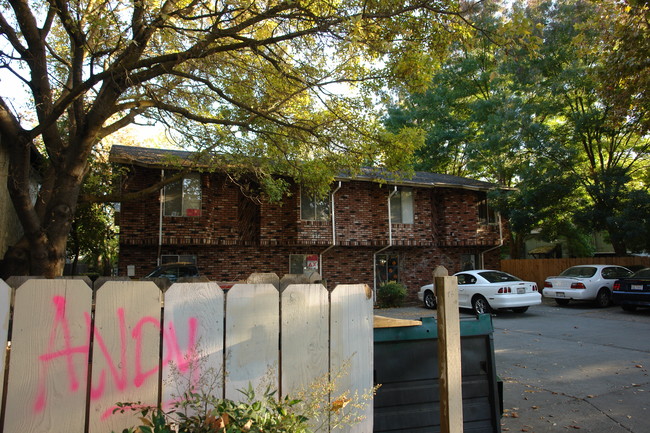 831 W 5th St in Chico, CA - Building Photo - Building Photo