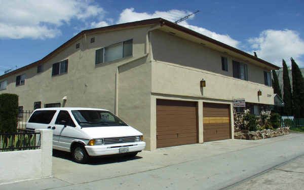 2117 E 4th St in Long Beach, CA - Building Photo - Building Photo