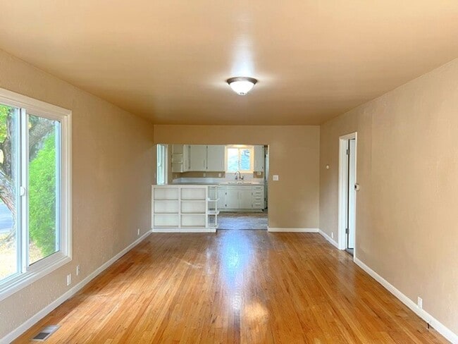 611 N 3rd St in Woodburn, OR - Building Photo - Building Photo