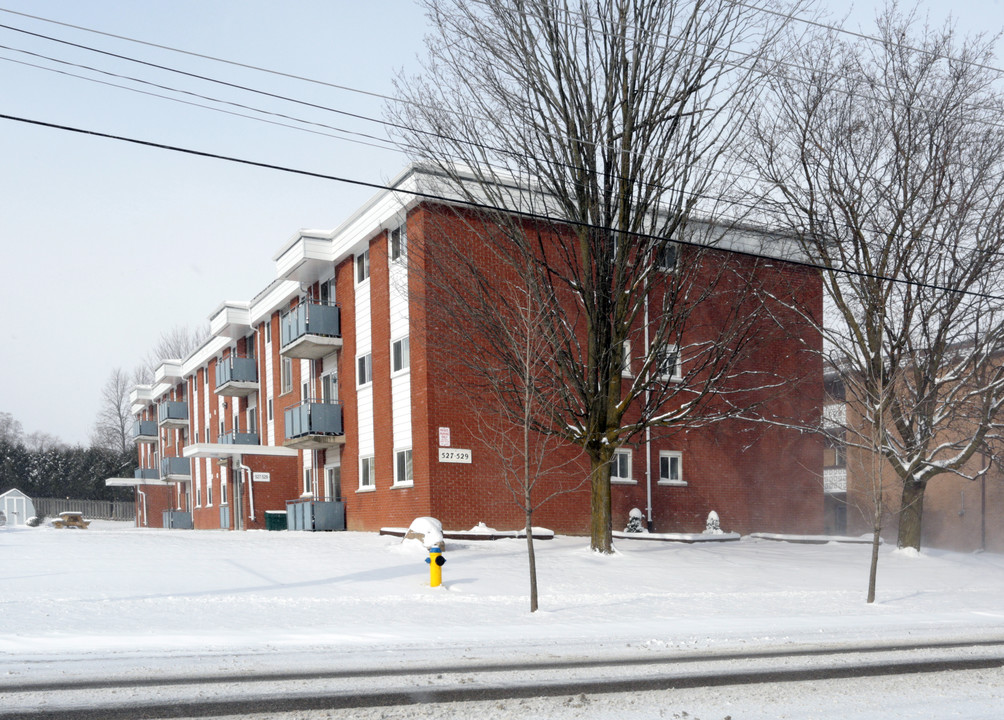 Parkside Apartments in Waterloo, ON - Building Photo