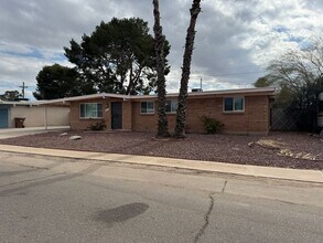 1011 W Wheatridge Dr in Tucson, AZ - Building Photo - Building Photo