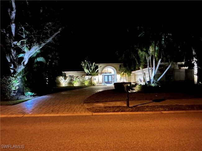 24760 Pennyroyal Dr in Bonita Springs, FL - Foto de edificio - Building Photo
