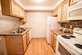 Westminster Place in Liverpool, NY - Foto de edificio - Building Photo