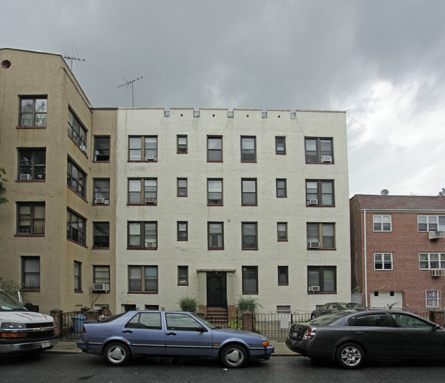 24-14 28th St in Long Island City, NY - Foto de edificio - Building Photo