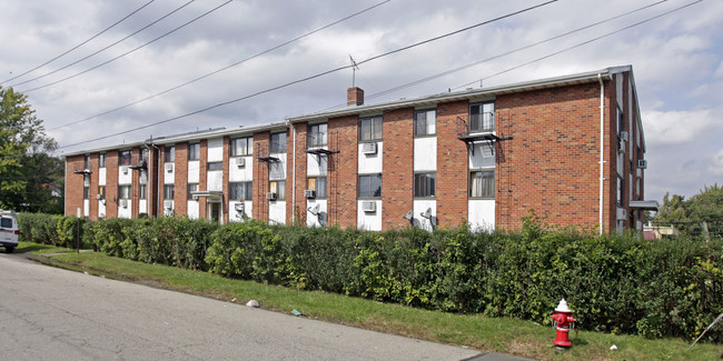 Empress Garden Apartments in Spring Valley, NY - Foto de edificio - Building Photo