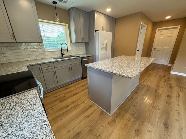 5026 Young Rd in Gainesville, GA - Foto de edificio - Building Photo