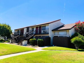 Cedarwood Apartments in Bakersfield, CA - Building Photo - Building Photo