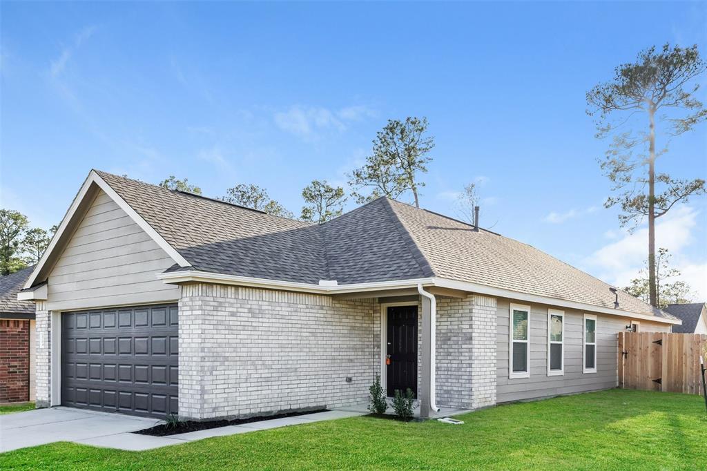 2704 Atlas Dr in Conroe, TX - Building Photo