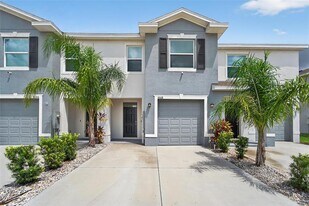 5068 Captain Davis Dr in Wimauma, FL - Building Photo