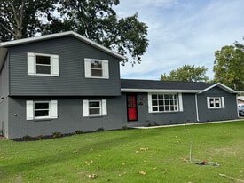 5800 Ponderosa Dr in Stevensville, MI - Building Photo