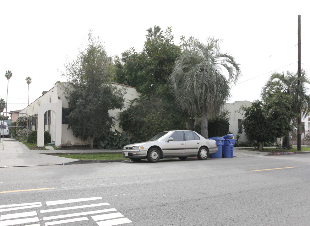 5740 Fountain Ave in Los Angeles, CA - Building Photo