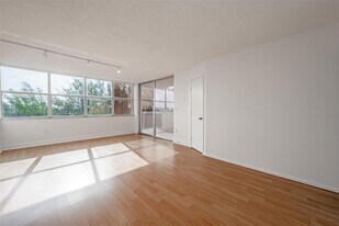 1300 NE Miami Gardens Dr in North Miami Beach, FL - Building Photo