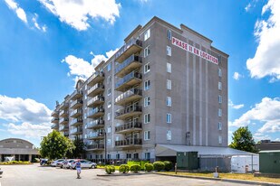 Résidence le Parc in Montréal, QC - Building Photo