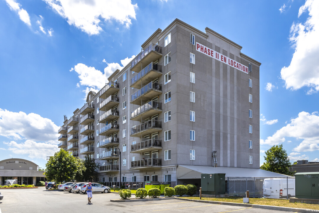 Résidence le Parc in Montréal, QC - Building Photo