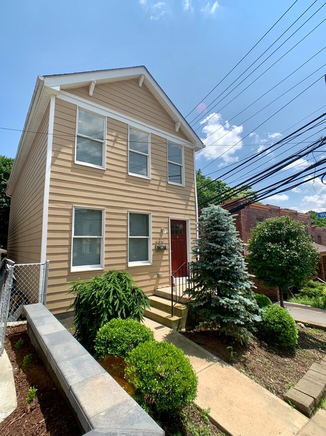 353 Sweetbriar St in Pittsburgh, PA - Foto de edificio - Building Photo