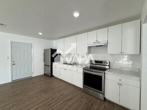 143 Huxley Dr in San Antonio, TX - Foto de edificio - Building Photo