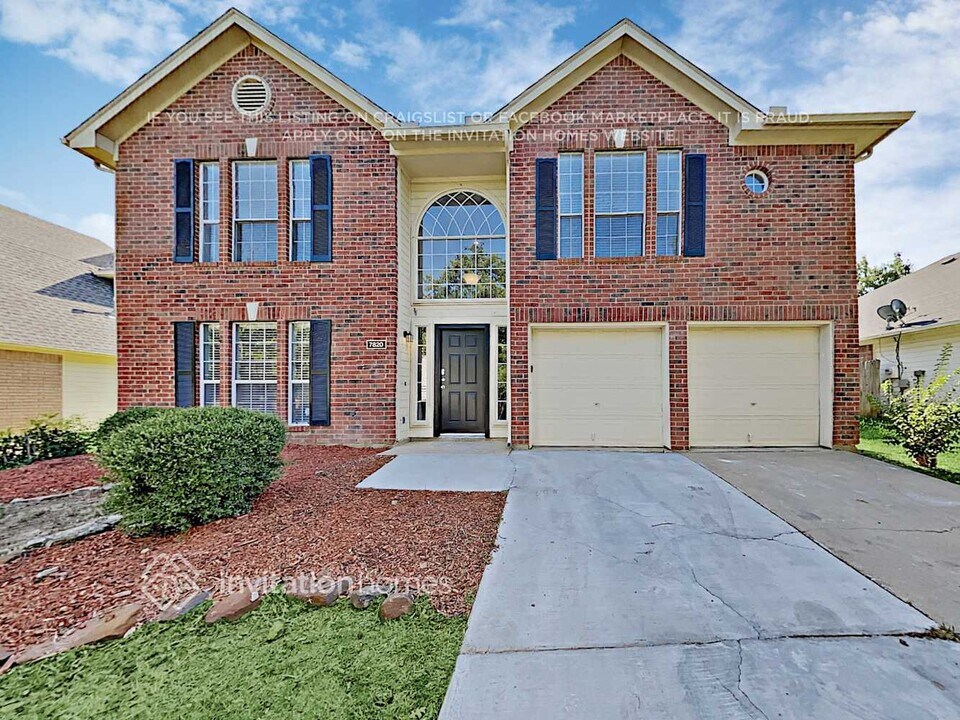 7820 Rogue River Trail in Fort Worth, TX - Foto de edificio
