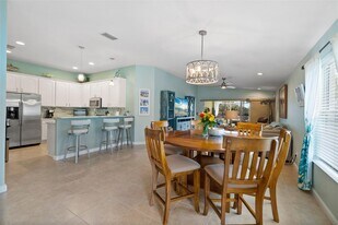 2121 Burgos Dr in Sarasota, FL - Building Photo