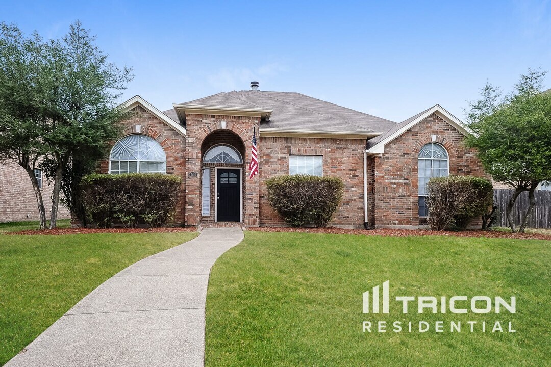 1511 Dutchman Creek Dr in Desoto, TX - Building Photo