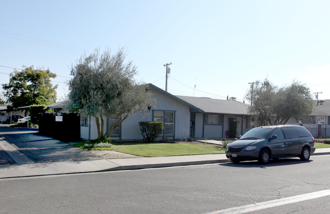 1961 Emma Lee Ln in Hanford, CA - Building Photo - Building Photo