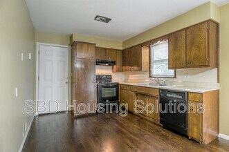 8803 E 85 St in Raytown, MO - Building Photo - Building Photo