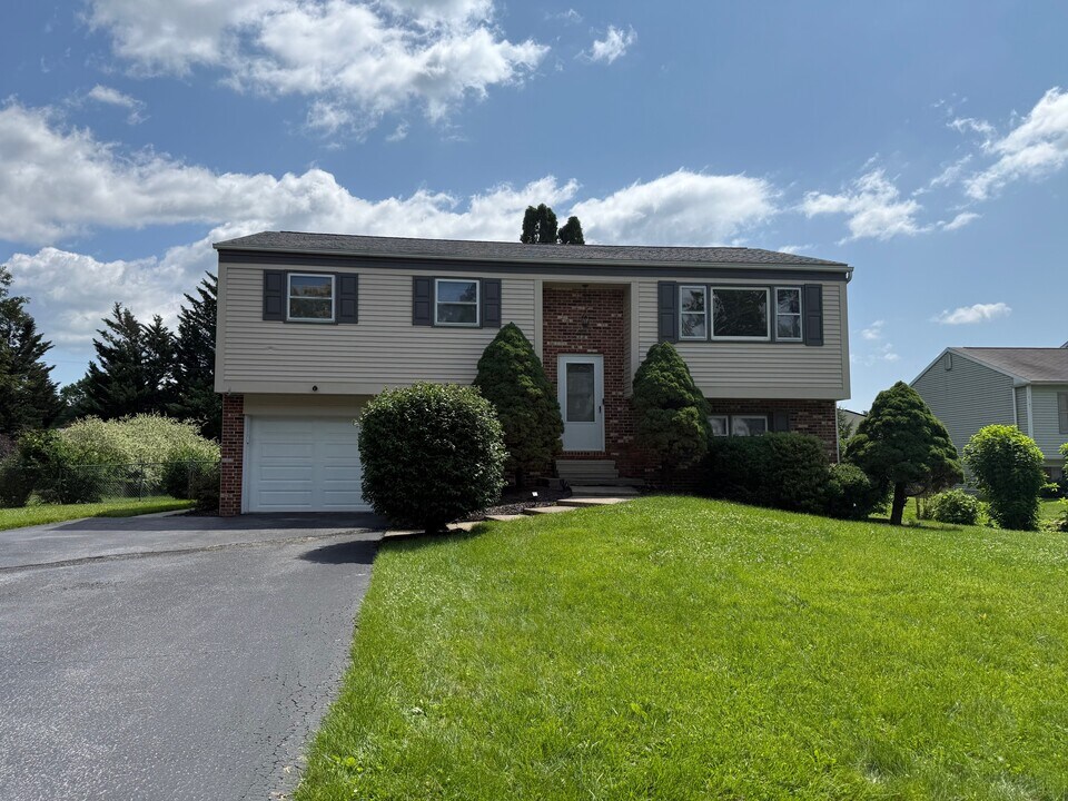 906 Willcliff Dr in Mechanicsburg, PA - Building Photo