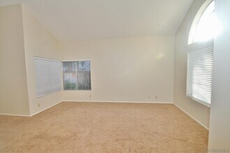 12576 Sundance Ave in San Diego, CA - Foto de edificio - Building Photo