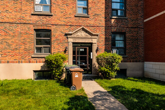 2015 Northcliffe Av in Montréal, QC - Building Photo - Building Photo