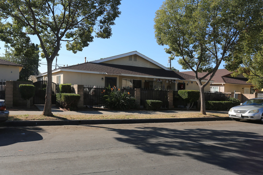 3030 Garnet Ln in Fullerton, CA - Foto de edificio