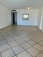 16400 NE 17th Ave in North Miami Beach, FL - Foto de edificio - Building Photo