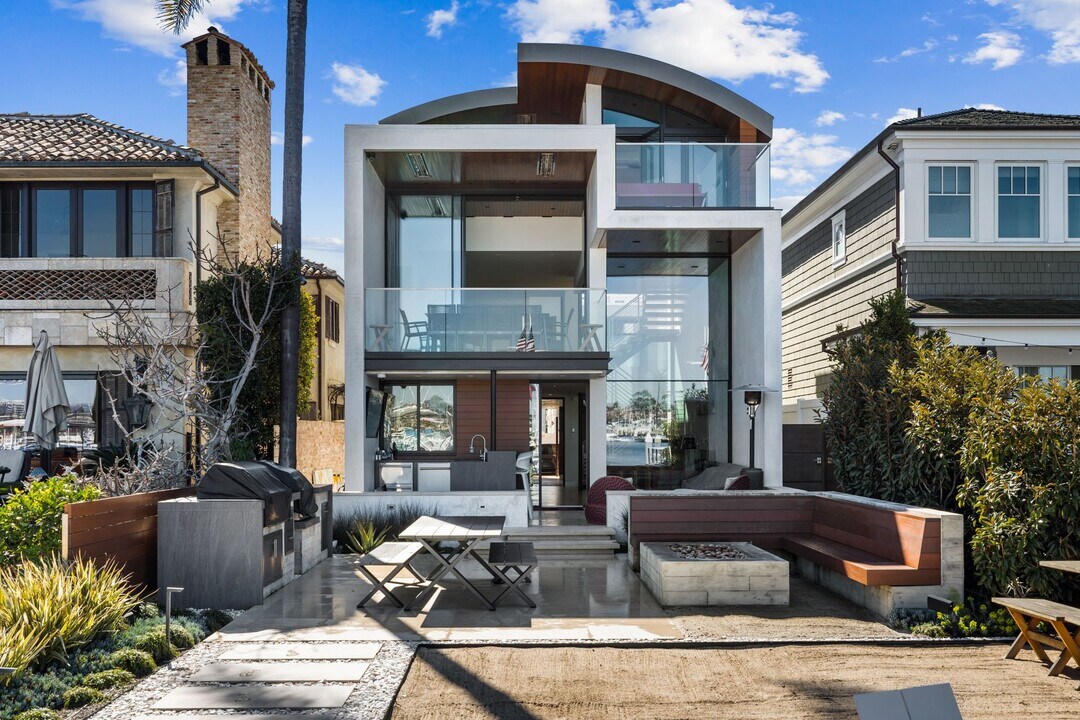 1509 E Bay Ave in Newport Beach, CA - Building Photo
