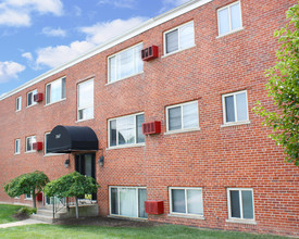 Crown Court Apartments in Florence, KY - Building Photo - Building Photo